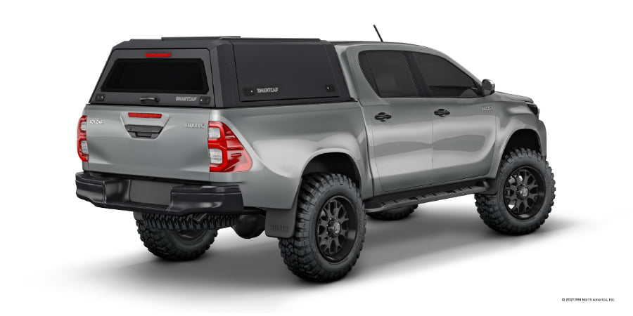 Fuerte contraste: Toyota Hilux Revo Gris Oscuro con RSI SMARTCAP EVOa Adventure Negro