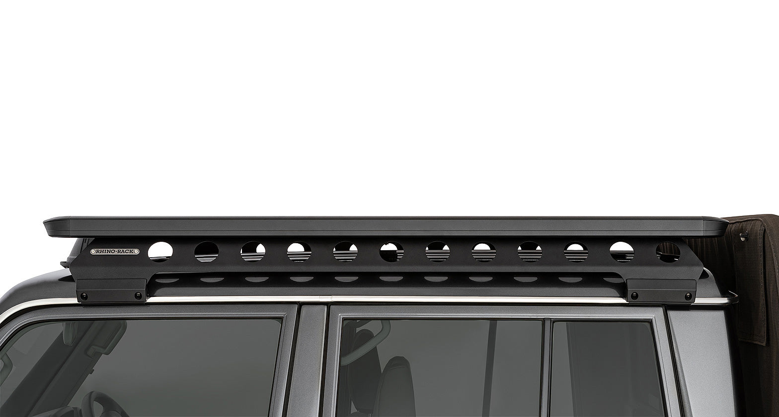 Vista lateral del techo del LAnd cRuiser 79 con baca Rhinorack y Backbone