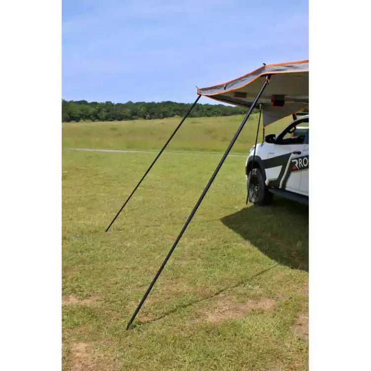 estacas de un Toldo Rockalu  desplegadas en la hierba