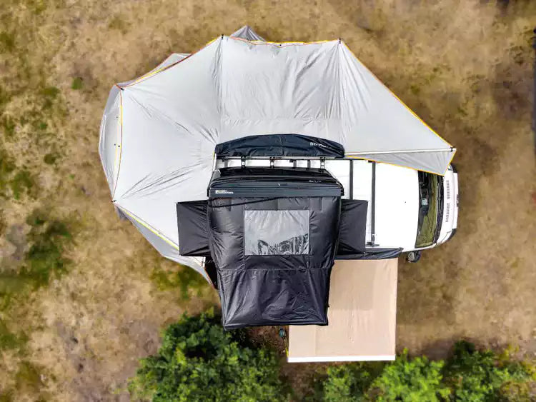 vista aérea de una camioneta con un Toldo desplegado sobre ella