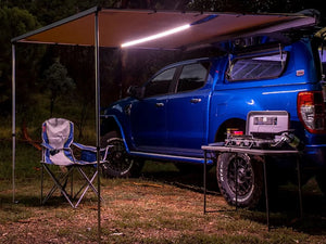 Ford Ranger azul en un vivac con una persiana lateral ARB 2500mm