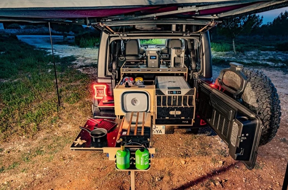 Parte trasera de un Jeep JL con todo lo necesario para cocinar