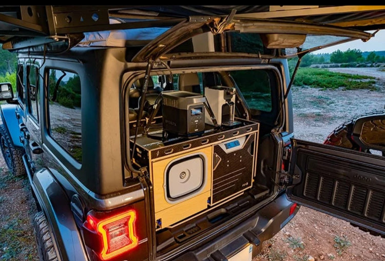 Jeep wrangler JL totalmente equipado para viajar con un Toldo y una caja interior