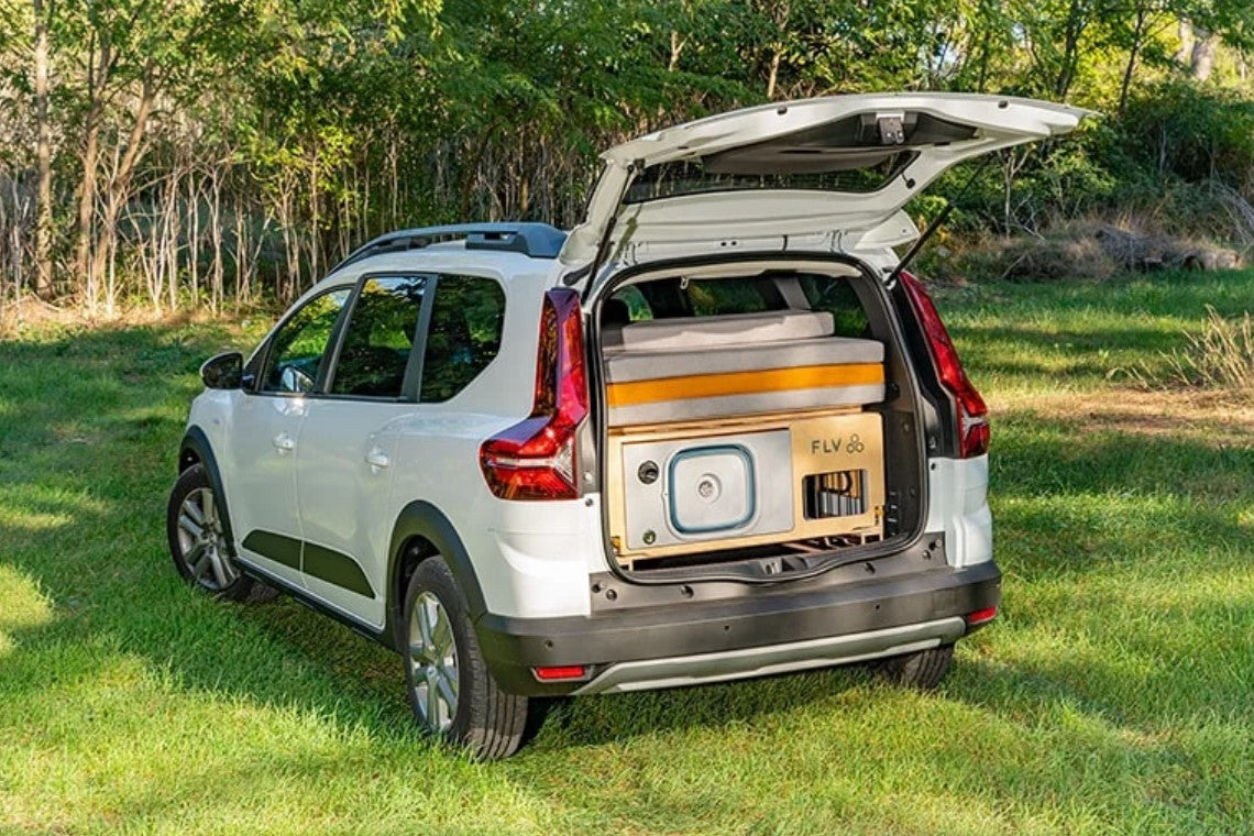 Station wagon equipado con una caja FLV y un colchón plegado en gris anaranjado