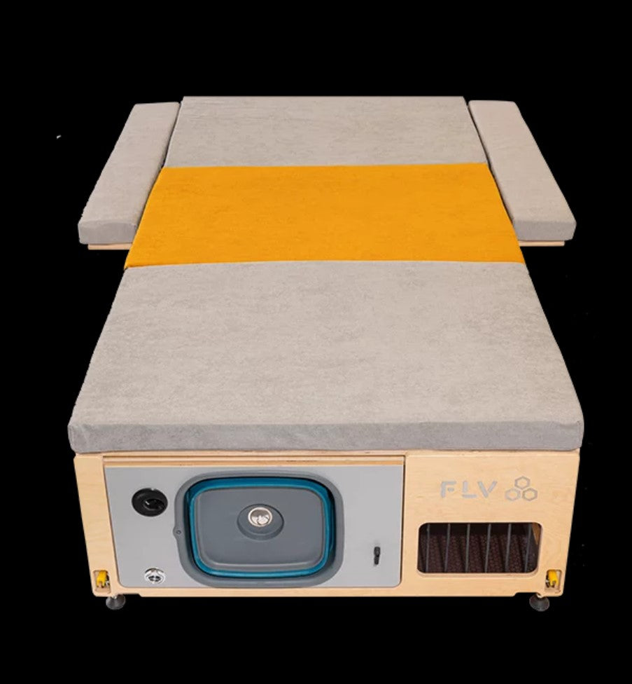 Módulo de disposición FLV con un colchón desplegado sobre una caja de madera