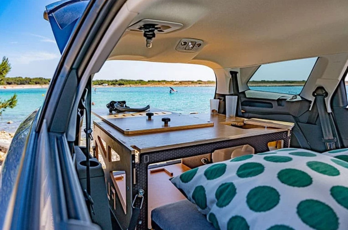 Interior de un todoterreno con caja de madera