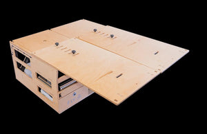 dos tablones de madera sobre una caja empotrada