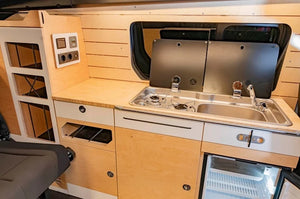 Interior de un VAN equipado con el módulo de cocina y la zona de fregado