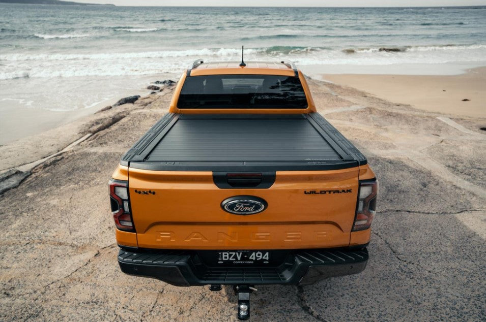 vista trasera de un ford ranger oranger frente al mar
