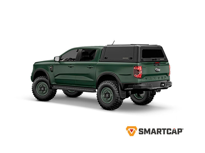 Hardtop RSI EVOa Adventure negro en Ford F150 verde oscuro