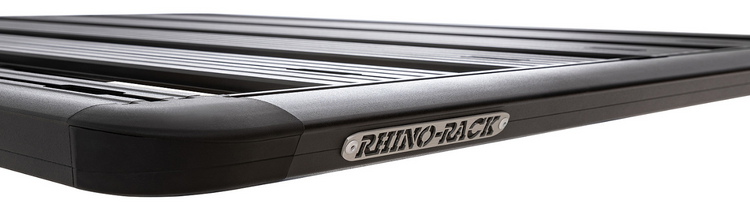 placa de aluminio rhinorack en una baca negra