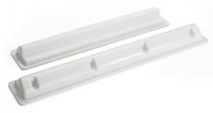 dos barras de plástico blanco para montar los paneles solares