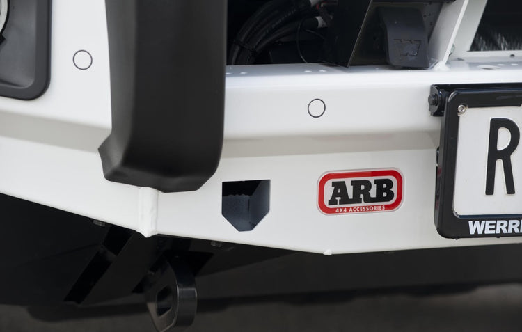 Parte delantera del parachoques blanco ARB Deluxe en el Jeep Grand Cherokee