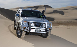 Nissan Pathfinder R51 después de 2010 en el desierto