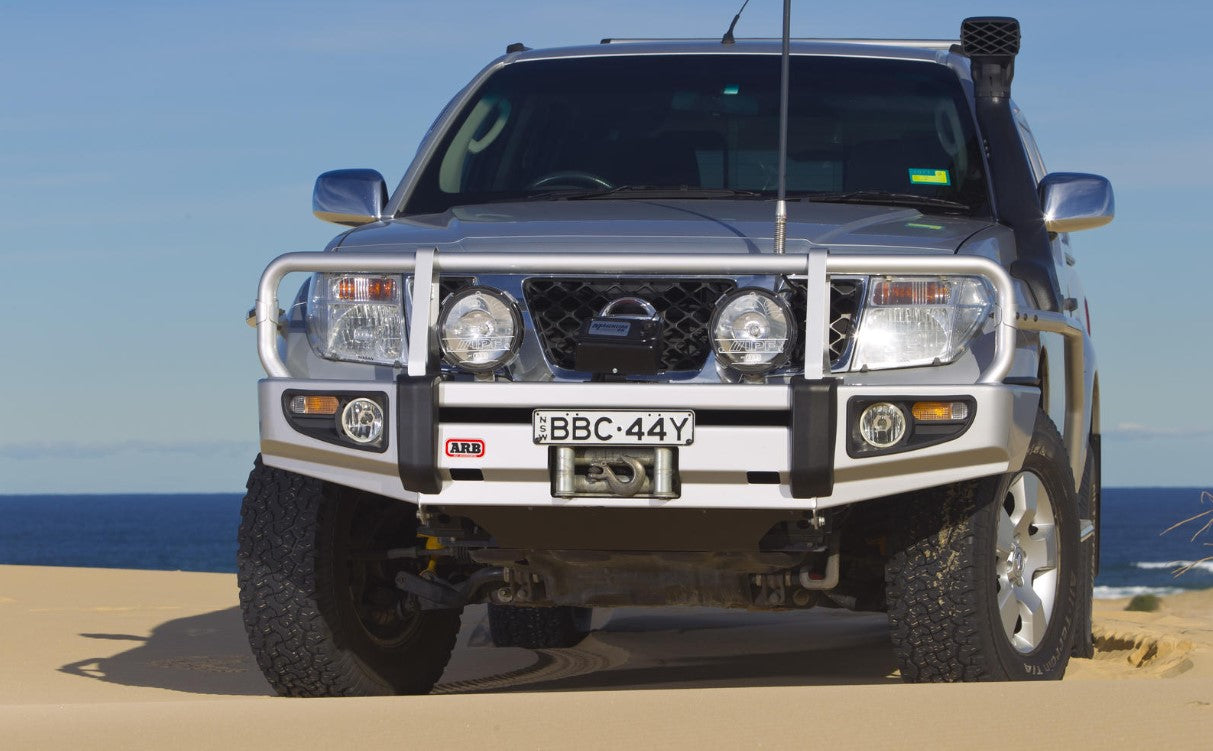 Nissan Pathfinder en el desierto con parachoques ARB