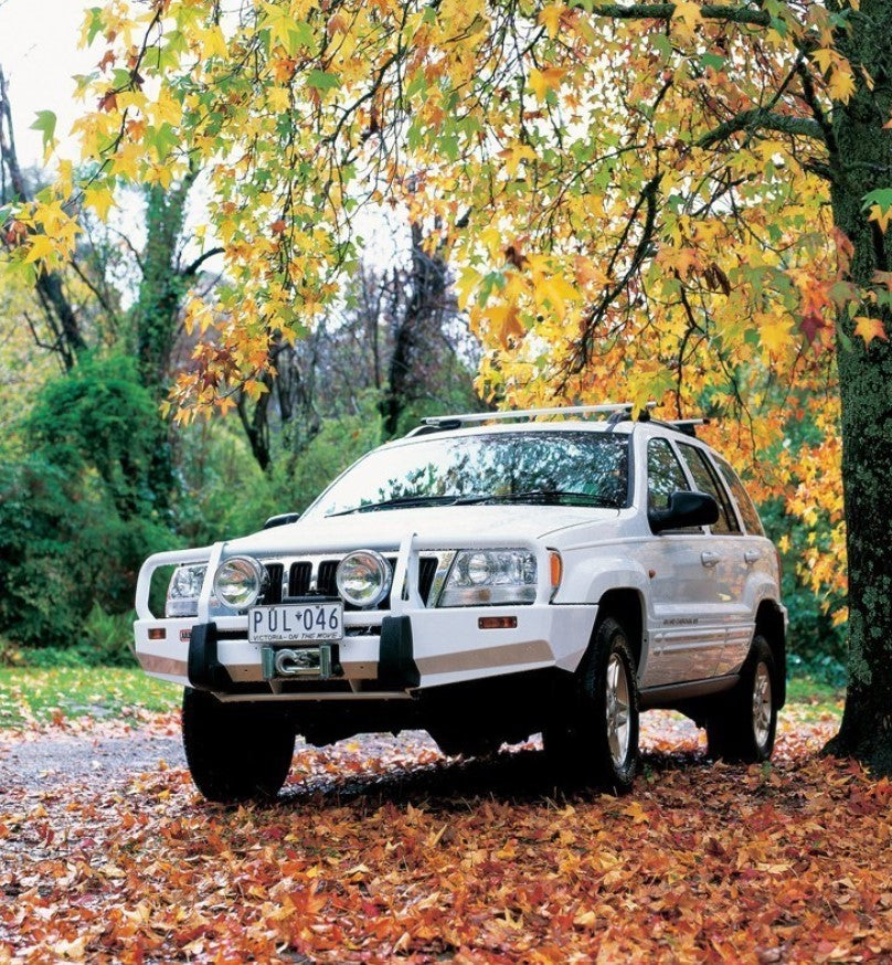 Jeep Grand Cherokee con parachoques ARB blanco en hojas