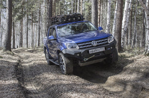 Volkswagen Amarok Blue todoterreno en el bosque