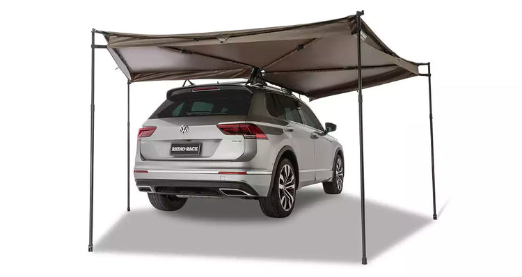 Toldo Rhinorack Batwing Compact en el lado derecho de un SUV