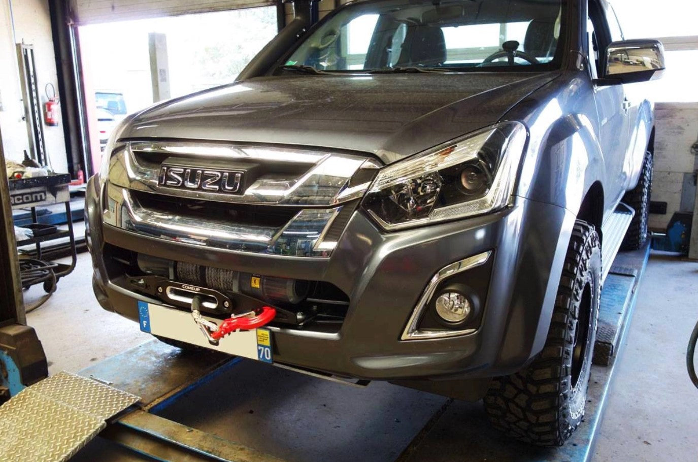 isuzu dmax en un garae con un cabrestante delantero