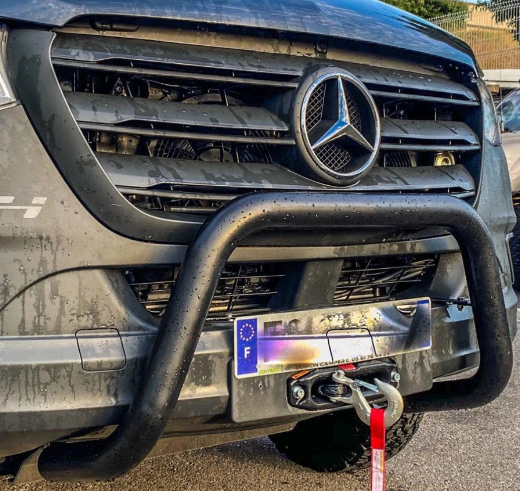 Parte delantera de un Mercedes con barra de toros negra