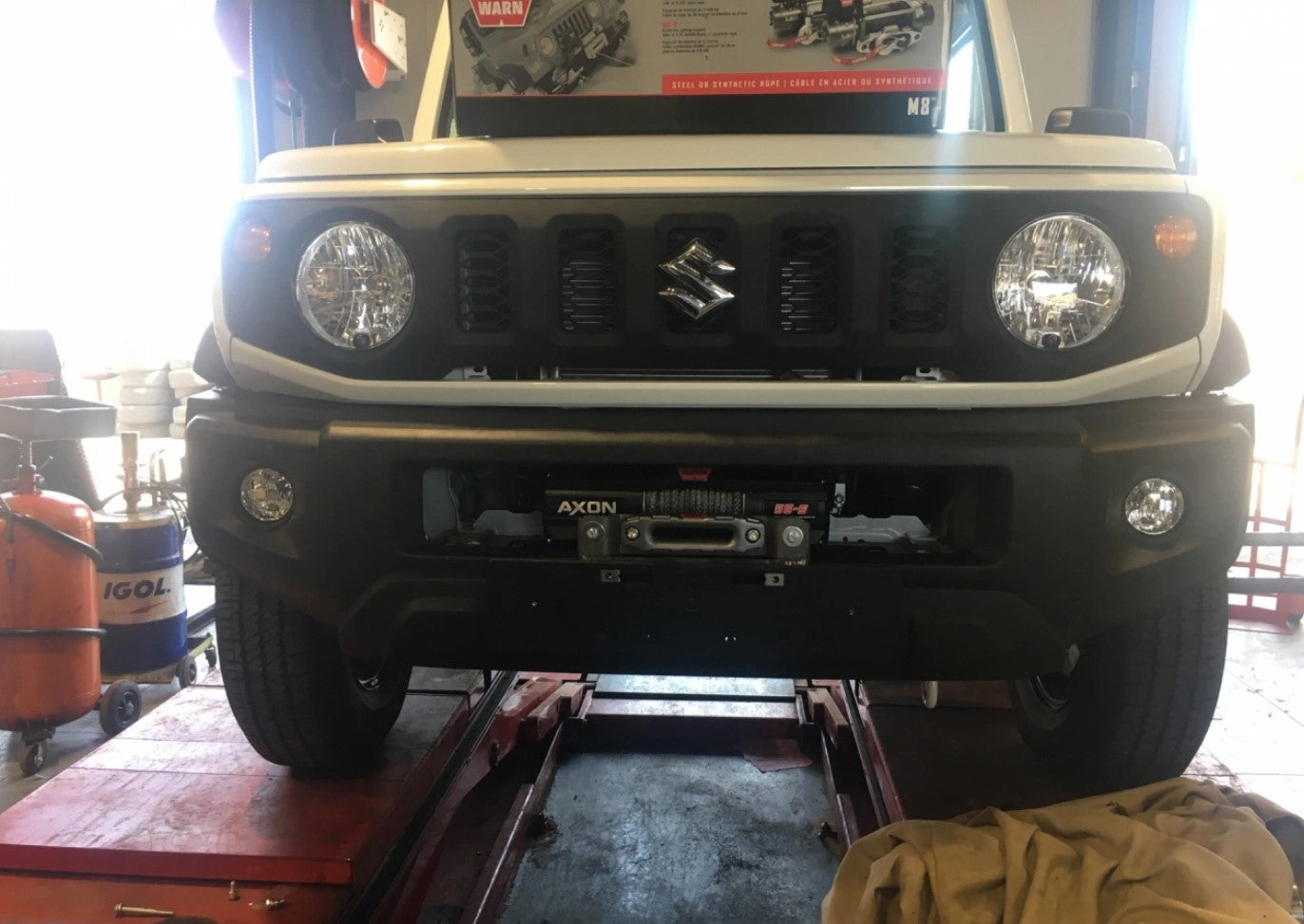 suzuki jimny vista frontal con Axon cabrestante detrás del parachoques