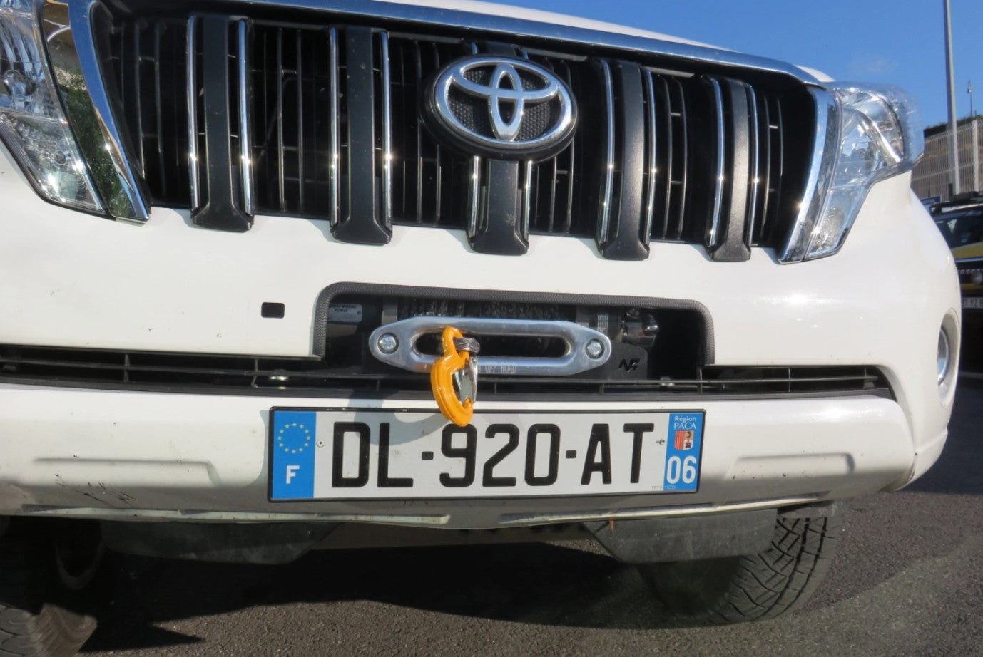 frente de un toyota blanco con una bañera saliente