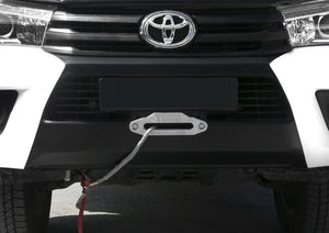frontal de un vehículo con el logotipo de Toyota