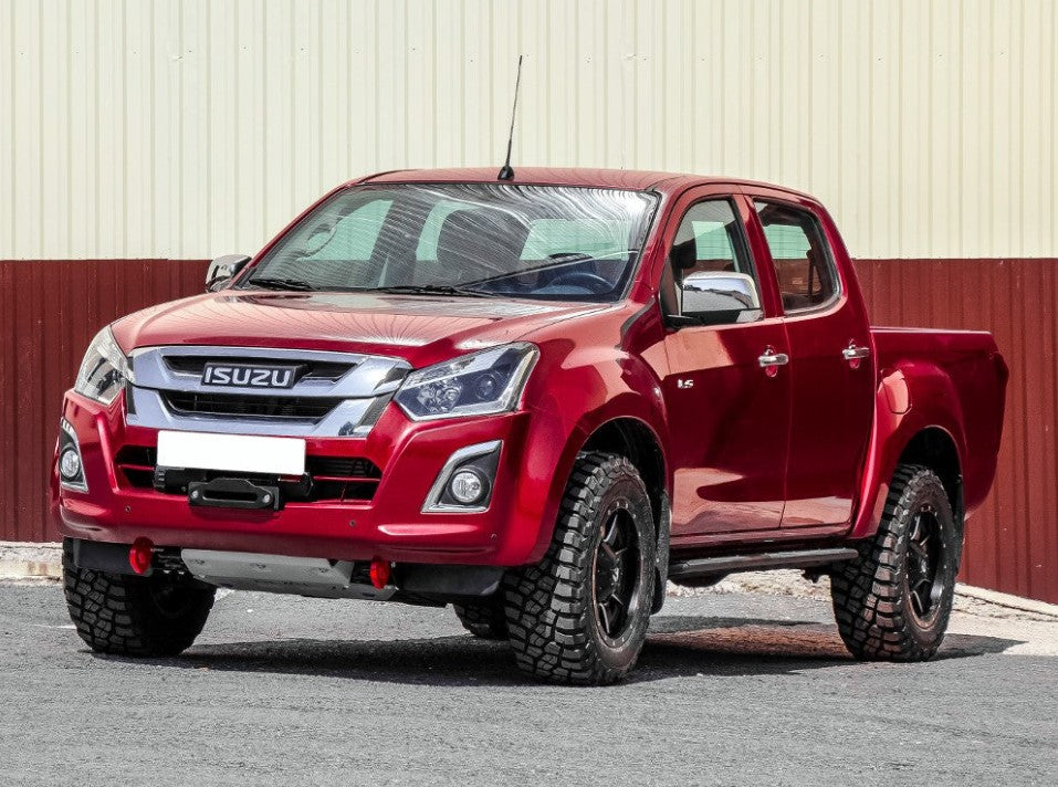 isuzu d-max rojo aparcado delante de un edificio rojo y blanco