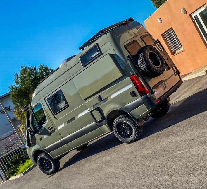 Mercedes Sprinter verde con rejillas de ventilación laterales y paso de rueda trasero