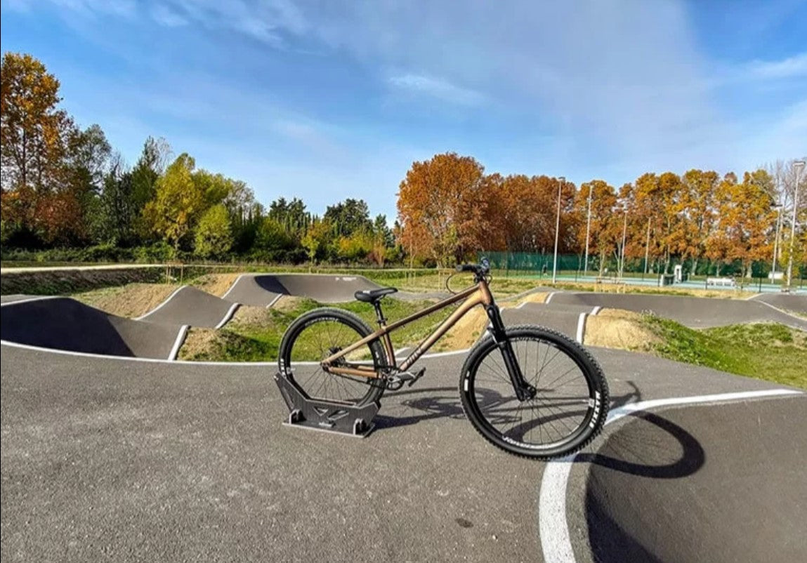 Skate park con una bicicleta marrón
