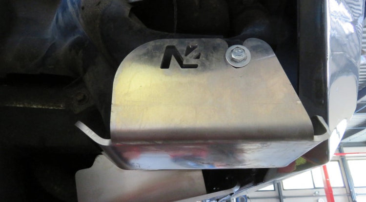 N4 pieza metálica atornillada a un vehículo