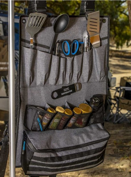 utensilios de cocina con especias en bolsa