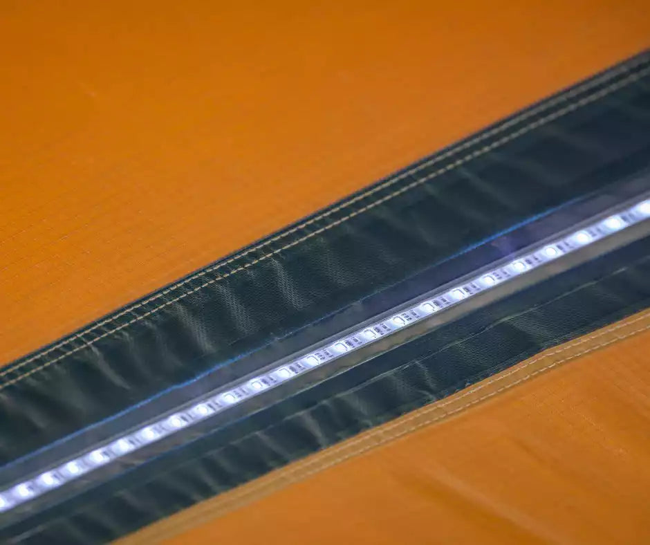Tira de LED integrada en la tela de un Toldo ARB Touring de aluminio