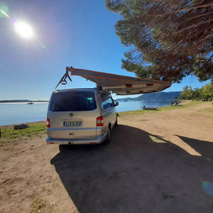 Toldo Rockalu gris desplegado en un VAN para dar sombra