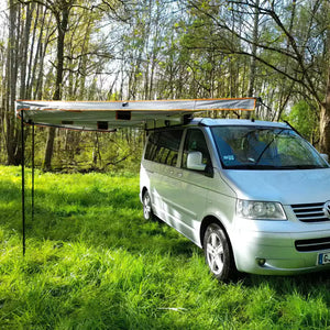 Toldo circular Rockalu para furgonetas aparcadas en el césped