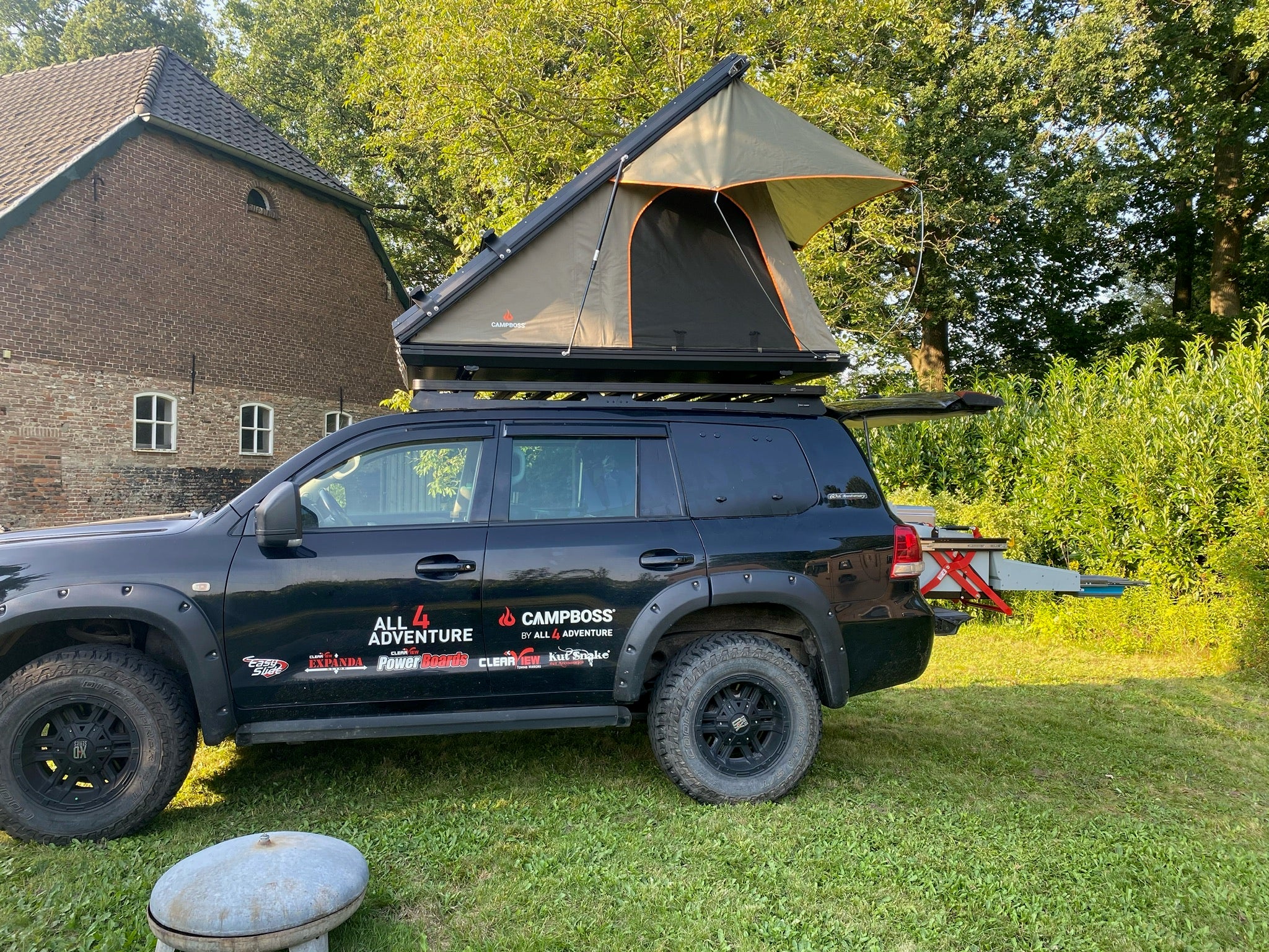 Tienda de campaña de techo con carcasa rígida de aluminio sobre 4X4 negro