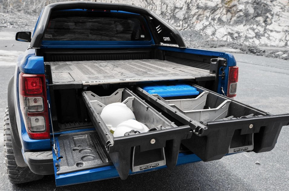vista trasera de un Ford azul con un cajón de dos pisos abierto
