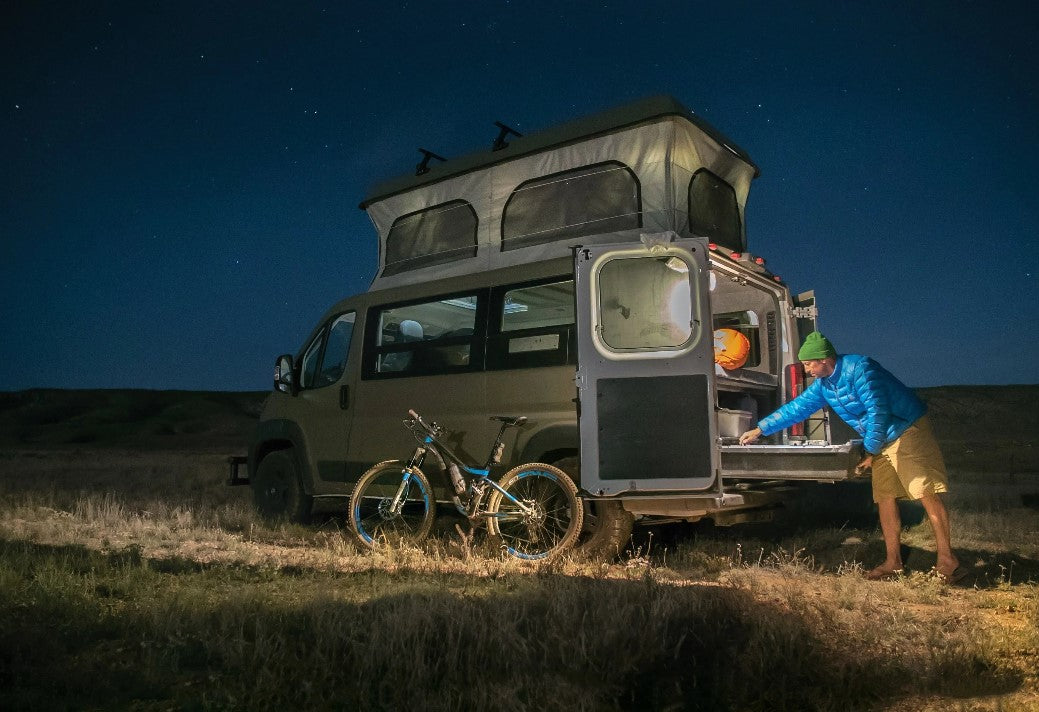 vehículo estacionado durante la noche equipado para viajar con una bicicleta