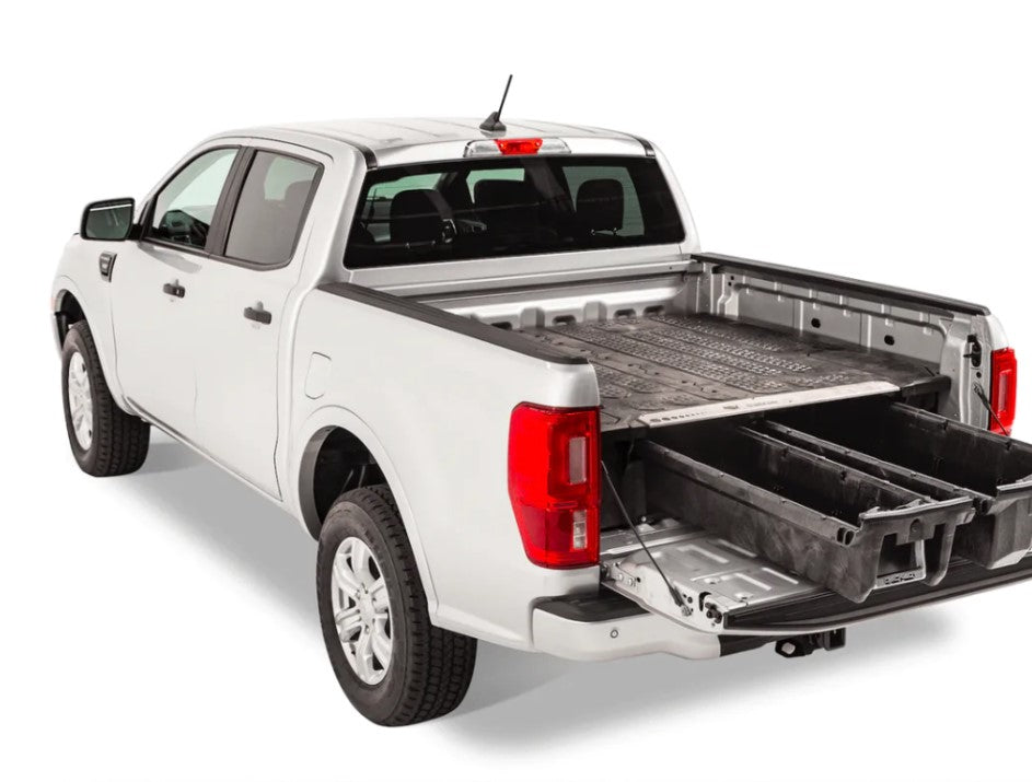 Pick-up blanco con un cajón abierto en el Bed Truck