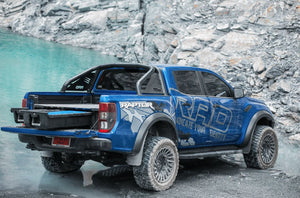Ford Ranger Raptor azul con un cajón abierto en el Bed Truck en el agua