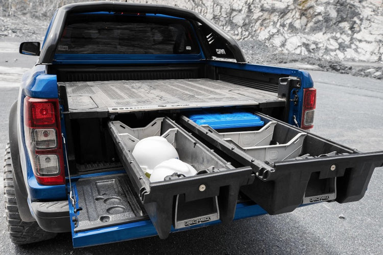 Cajón de doble cubierta abierto en un Bed Truck Ranger Raptor