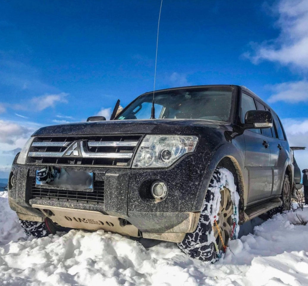 Protección Mitsubishi Pajero negro en la nieve con un frontal