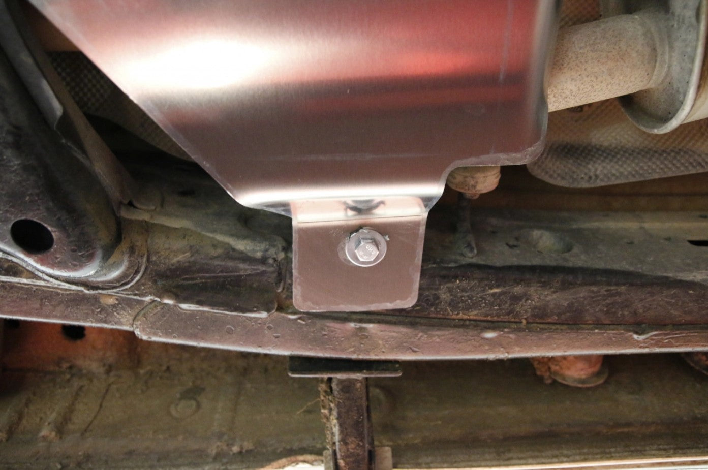 extremo de una protección de aluminio atornillada a los bajos del vehículo