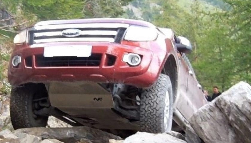 Protección ford ranger rojo sobre rocas con motor gris