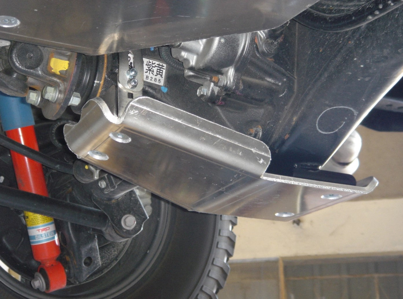 Protección morro del eje trasero de aluminio fijado bajo un vehículo todoterreno