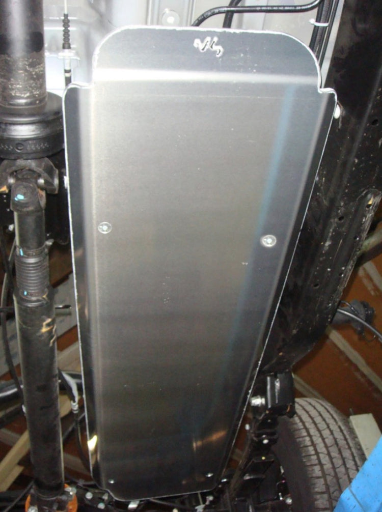 Protección aluminio con el logotipo N4 colocado en los bajos de un vehículo 4x4
