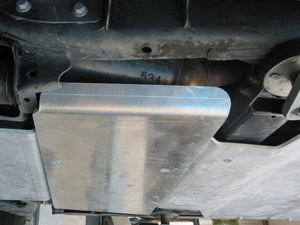esquí protector de aluminio fijado a los bajos de un vehículo entre dos