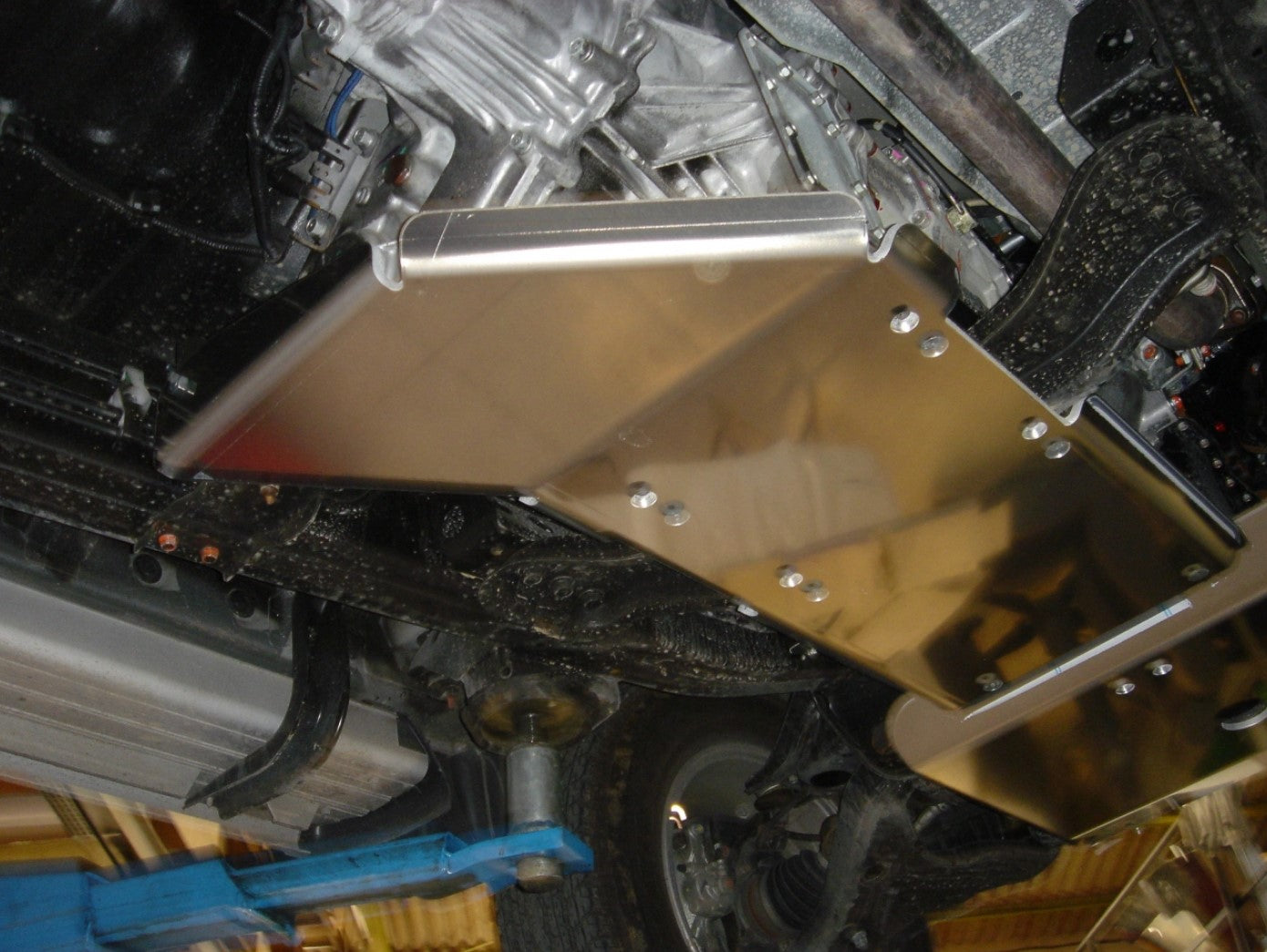 Protección debajo de un vehículo con caja de transferencia y caja de cambios de aluminio
