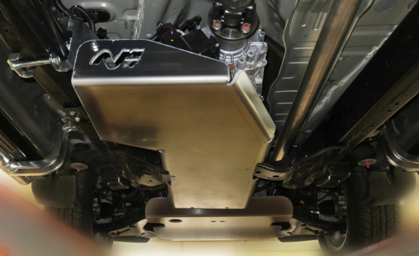 Protección de aluminio todoterreno N4 instalada bajo el vehículo a la altura de la caja de cambios