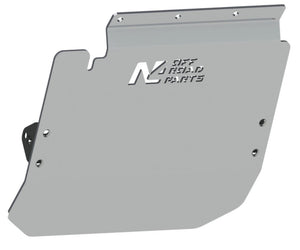 Protección Depósito de aluminio offroad N4, forma cuadrada sobre fondo blanco